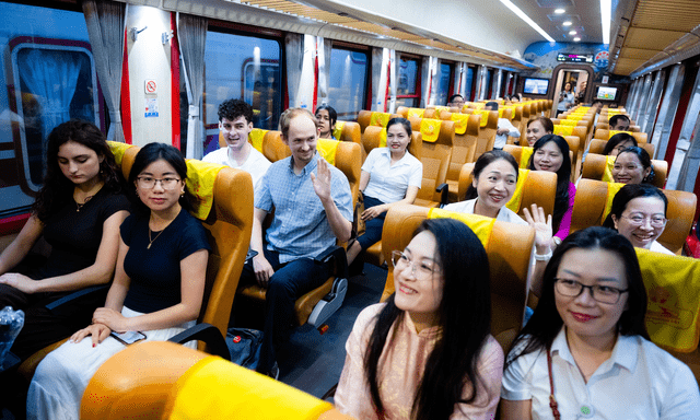 Điều đặc biệt diễn ra sáng nay: Chuyến tàu đầu tiên đưa bác sĩ từ Hà Nội đến Bệnh viện Bạch Mai cơ sở 2 làm việc