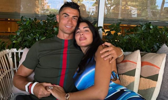 10 triệu lượt thả tim cho bức ảnh Ronaldo ôm mỹ nhân nóng bỏng giữa lúc đang là tâm điểm World Cup 2026