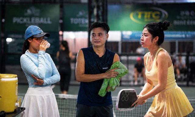 Sân pickleball ở TP.HCM vẫn kín người giữa cái nóng gần 40 độ C: Làm gì để không kiệt sức trên sân?