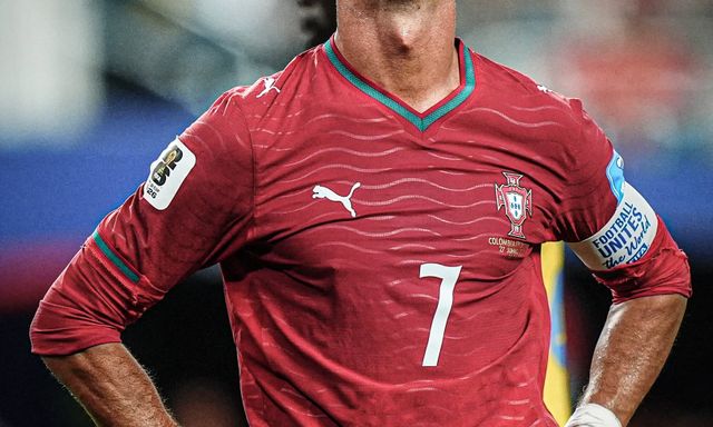 HLV Bồ Đào Nha phản ứng gắt: So sánh Ronaldo vs Messi 
