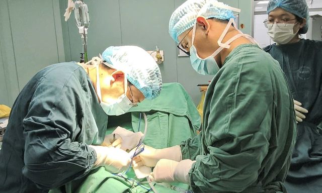Cụ ông không ngờ bị đau bụng dữ dội 2 tiếng, suýt mất mạng phái nhập viện vì sỏi mật dù đã cắt túi mật