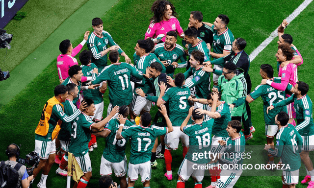 Mexico làm nên lịch sử khi hạ Ecuador 2-0 để hiên ngang vào vòng 1/8, thêm 1 tấm thẻ đỏ vì che miệng nói chuyện ở World Cup 2026
