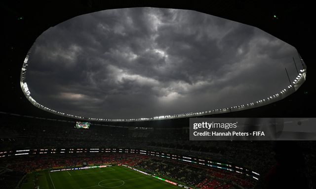 Trận Mexico vs Ecuador tại vòng 32 đội World Cup bị hoãn một tiếng vì mưa lớn kèm sấm sét, FIFA ra thông báo khẩn