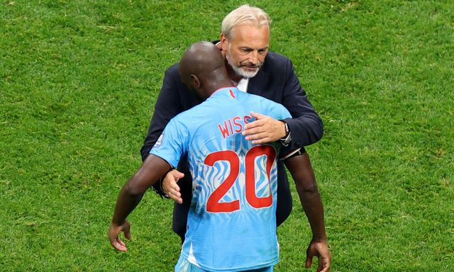 Khoảnh khắc nghẹn lòng tại World Cup: HLV tuyển CHDC Congo bàng hoàng biết tin cha mất ngay giữa buổi họp báo