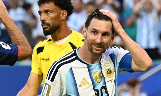 Messi đá phạt gây tranh cãi: Thực hiện khi đối thủ còn đang xếp hàng rào, vẫn không thắng nổi 