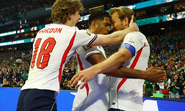 Harry Kane bị CĐV Mexico hắt bia và coca xối xả vào người người khi ăn mừng bàn thắng