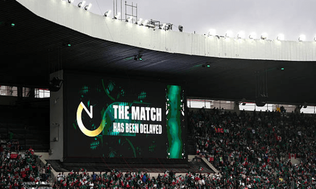 Trận Anh vs Mexico tại World Cup 2026 chính thức bị hoãn 1 tiếng vì giông bão đổ bộ, giờ bóng lăn liên tục thay đổi, CĐV la 