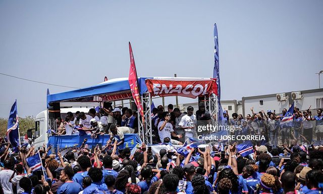 Thủ môn Vozinha ngồi xe tải, biển người Cape Verde chào đón những 
