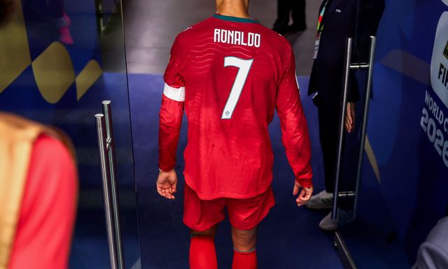Ronaldo lầm lũi bước vào đường hầm khiến fan đau lòng, bóng lưng số 7 cứ thế khuất dần