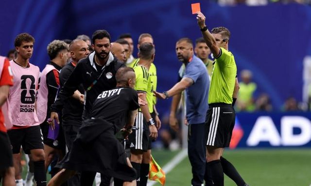 Ban huấn luyện Ai Cập nổi giận sau màn ngược dòng của Argentina, trọng tài rút thẻ đỏ vì hỗn loạn 
