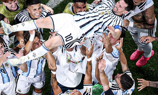 Messi được đồng đội công kênh ăn mừng như một 