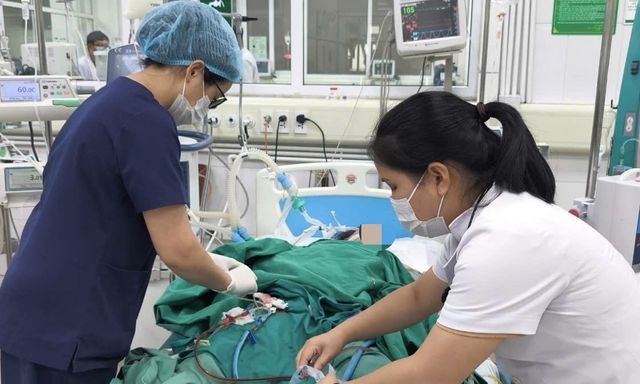 Sốt xuất huyết diễn biến tối cấp: Người phụ nữ Hà Nội mắc đái tháo đường phải lọc máu cấp cứu