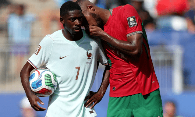 Đã rõ lý do Issa Diop không bị thẻ đỏ dù che miệng nói chuyện với Dembele ở trận Pháp 2-0 Maroc