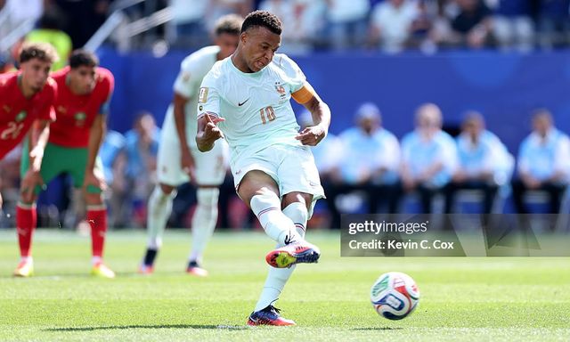 Mbappe sút trượt penalty giống Messi trong ngày đi vào lịch sử World Cup 