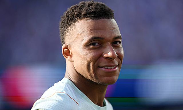 Mbappe tự kiếm penalty, tự đá hỏng rồi tự 