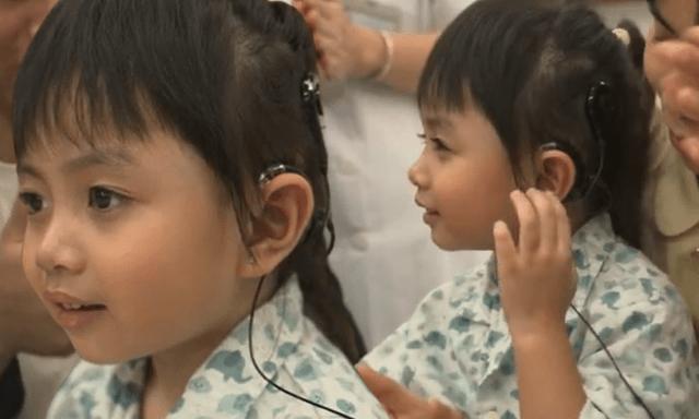 Bé gái Hà Nội lần đầu nghe được tiếng nói của mẹ: Ca cấy điện cực ốc tai gây xúc động tại Bệnh viện Nhi 