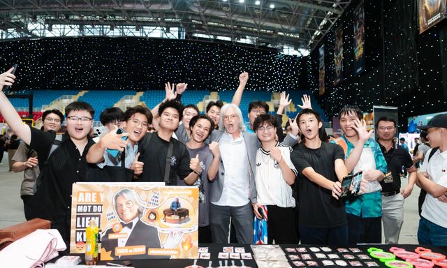 Đầu bếp Mỹ “Thánh Liêm” Leslie Gilliams ký tặng gần 1.000 người hâm mộ tại The Grand Esports