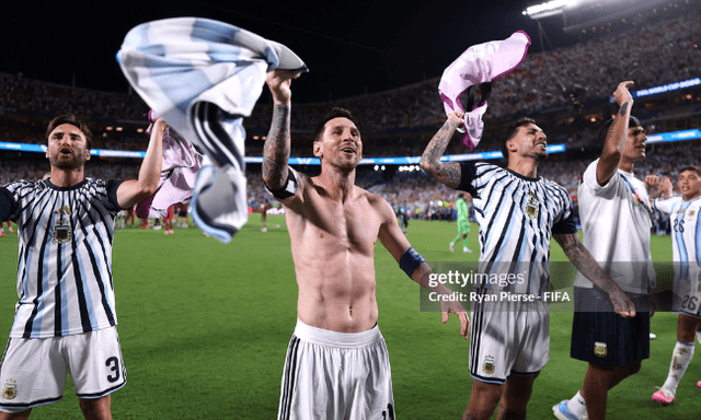 Messi cởi phăng áo, nhảy múa hát vang mừng chiến thắng của Argentina, gửi lời khiêu chiến tuyển Anh ở bán kết World Cup