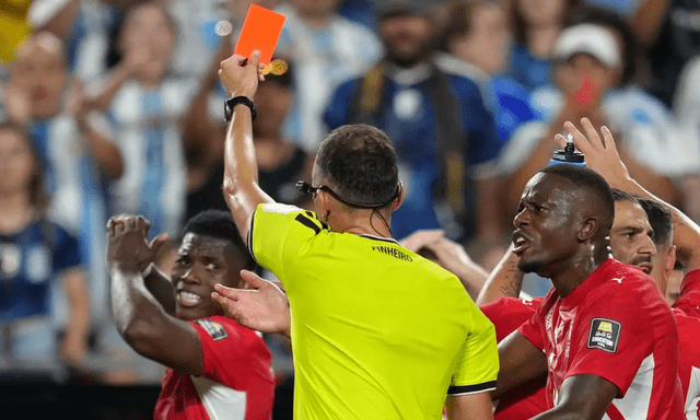 Luật VAR mới ở Wordl Cup lý giải vì sao cầu thủ Thuỵ Sĩ bị đuổi khỏi sân trong trận gặp Argentina: Oan ức gì mà cãi!