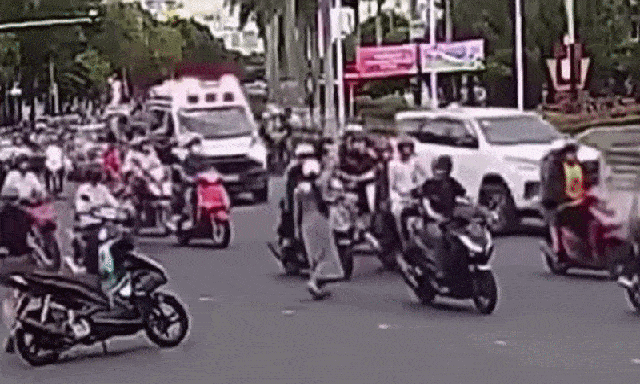 Bé trai 3 tuổi bất ngờ ngất lịm, người thân lao ra giữa đường vẫy xe cấp cứu