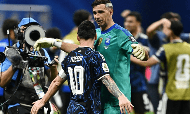 Thủ môn Emiliano Martínez tiết lộ cuộc trò chuyện thân mật với Messi: Chúng tôi ra sân như ngậm con dao trong miệng, không thể gục ngã