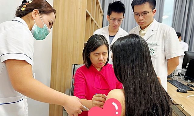 Việt kiều 23 tuổi từ Dubai đến 1 bệnh viện ở Việt Nam chữa chảy xệ sau đặt túi ngực: 