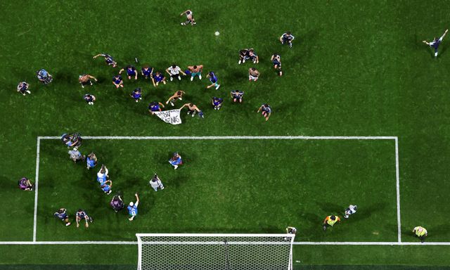 FIFA vào cuộc điều tra màn ăn mừng của Argentina trước trận chung kết World Cup: Messi và các đồng đội đối diện án phạt 