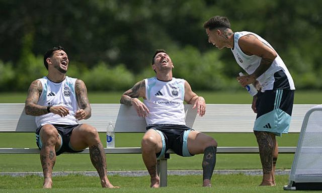 Messi lại bị bắt gặp ngồi 
