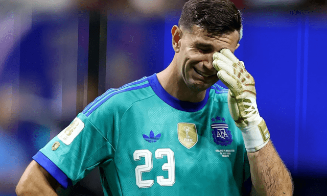 Bí mật phi thường của thủ môn Emiliano Martinez: Gãy ngón tay, không thể tập luyện nhưng vẫn bắt chính cho Argentina suốt World Cup