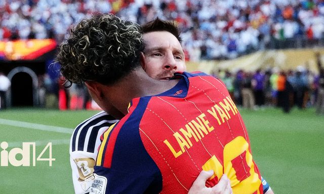 19 năm sau bức ảnh trong chậu tắm: Yamal nâng cúp vàng ngay trước mắt Messi