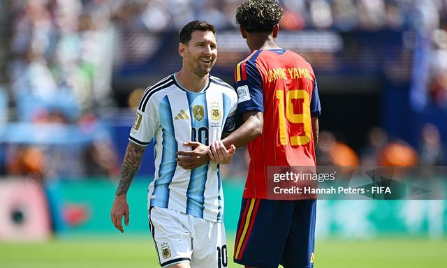 Khoảnh khắc định mệnh Messi gặp lại Lamine Yamal sau 19 năm: Hai chú cháu cười nói vui vẻ giữa trận World Cup căng thẳng 