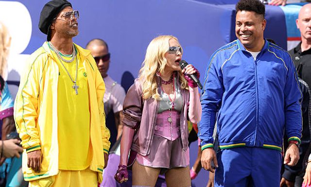 Bùng nổ khoảnh khắc Ronaldo và Ronaldinho lái xe chở Madonna biểu diễn ở World Cup 