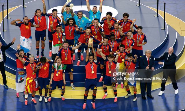 Vì sao các cầu thủ Tây Ban Nha mang những lá cờ khác nhau lên bục nhận cúp vô địch World Cup?