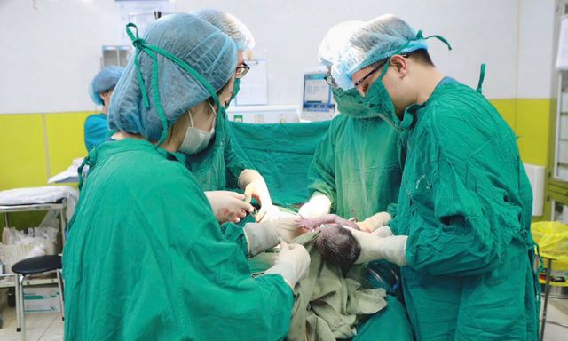 Hành trình 22 ngày giữ tam thai nghẹt thở: Mẹ Hà Nội sinh 3 con an toàn, bác sĩ cuối cùng được thở phào trong ca tam thai tự nhiên hiếm gặp