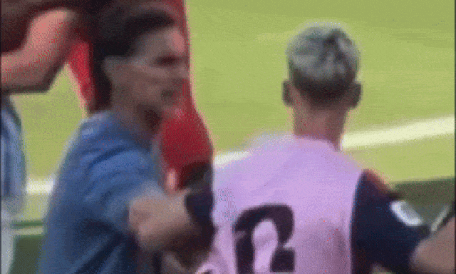 Rò rỉ video ngôi sao Tây Ban Nha bị trợ lý HLV Argentina vung tay trúng cổ họng sau chung kết World Cup!