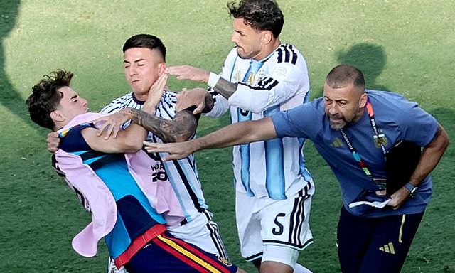 Cầu thủ Argentina đánh Gavi ở World Cup úp mở từ giã đội tuyển quốc gia 