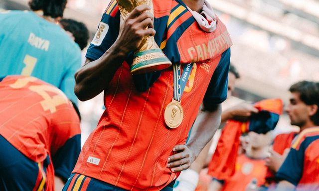 Lamine Yamal tuổi 19: Từ cậu bé nghèo đổi đời thành cầu thủ trẻ giàu nhất thế giới, sở hữu khối tài sản khổng lồ 