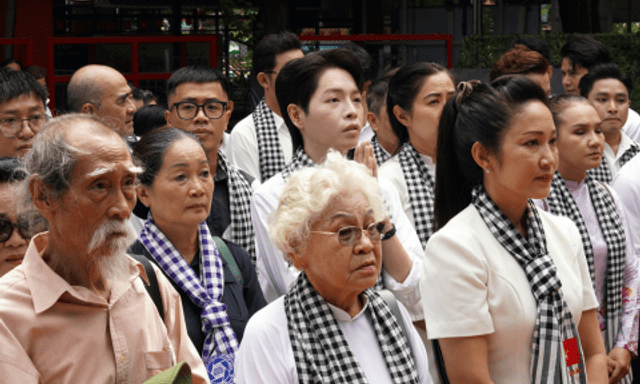 NSND Thanh Thuý, Đức Phúc và nghệ sĩ Việt xúc động tại lễ viếng Liệt sĩ tại Công viên Lê Thị Riêng