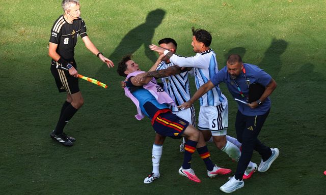 FIFA chính thức mở hồ sơ kỷ luật tuyển Argentina, đồng đội của Messi đối diện án phạt nặng 