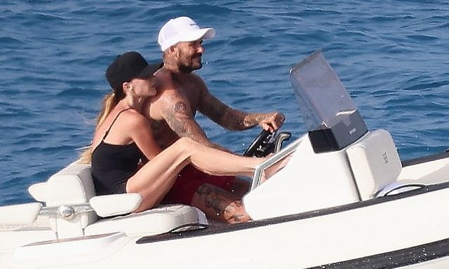 David Beckham và Victoria khiến dân tình nóng mặt với khoảnh khắc thân mật trên du thuyền