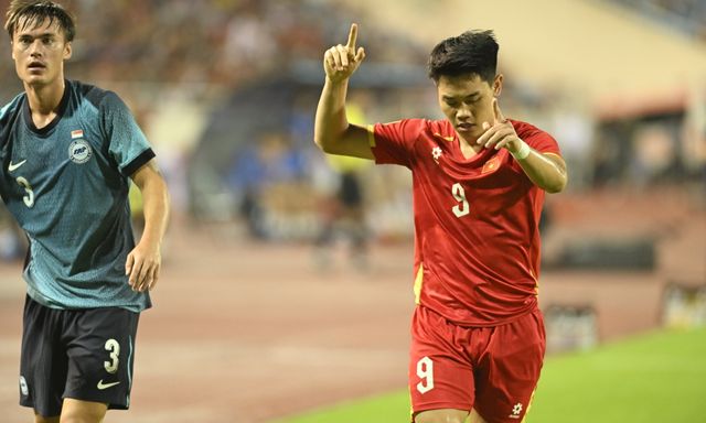 Lý do Đình Bắc bất ngờ bị HLV Kim Sang-sik thay ra ngay trong hiệp một trận gặp Singapore