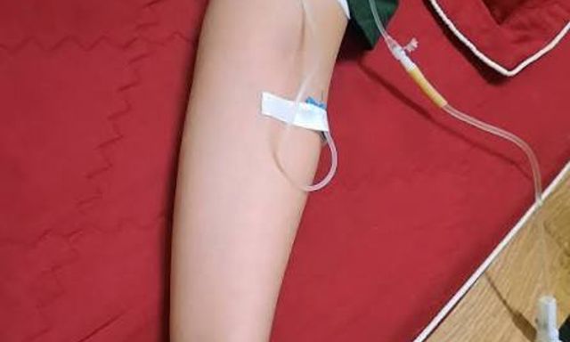 Tối mai bay châu Âu, hôm nay gọi người đến truyền dịch cho 