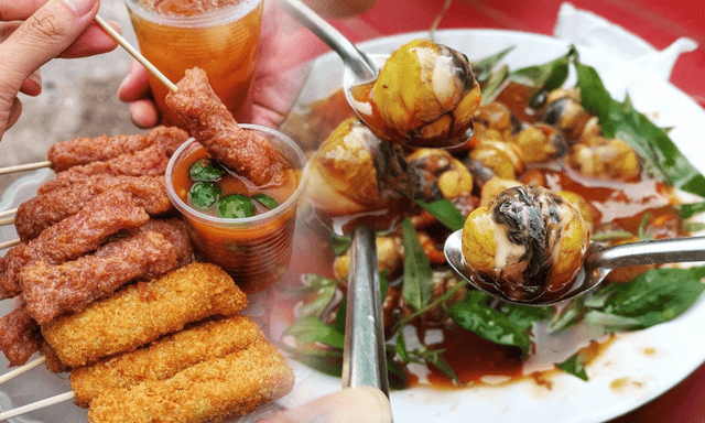 Vì sao các quán ốc luôn có món cút lộn xào me và nem chua rán trong menu?