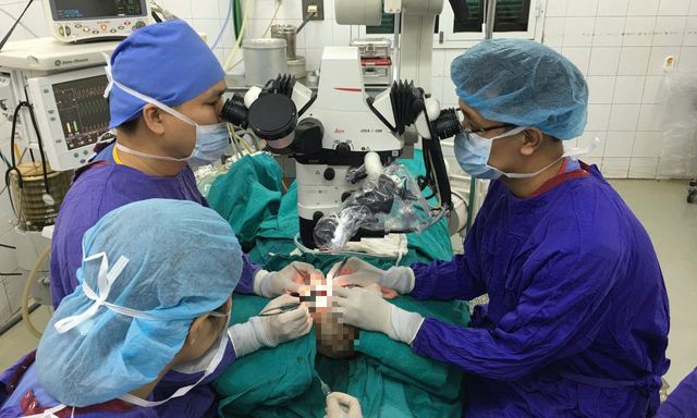 10 giờ vi phẫu giành lại mái tóc cho bé gái 2 tuổi bị lột toàn bộ da đầu: 10 năm sau, điều xúc động xảy ra tại Bệnh viện Việt Đức