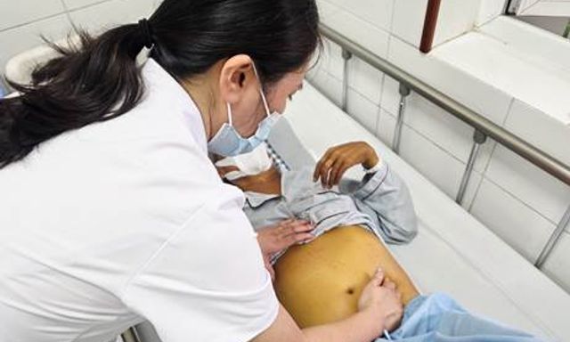 Phát hiện viêm gan B rồi bỏ điều trị suốt 20 năm, người đàn ông 53 tuổi phải lọc máu, vợ con cũng nhiễm bệnh