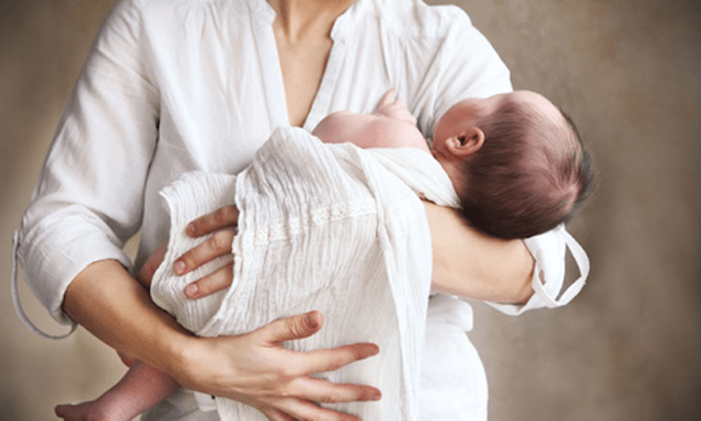 Chồng mắc ung thư đại tràng quyết định trữ tinh trùng trước xạ trị: Một năm sau cưới vợ, nay đã đón con đầu lòng