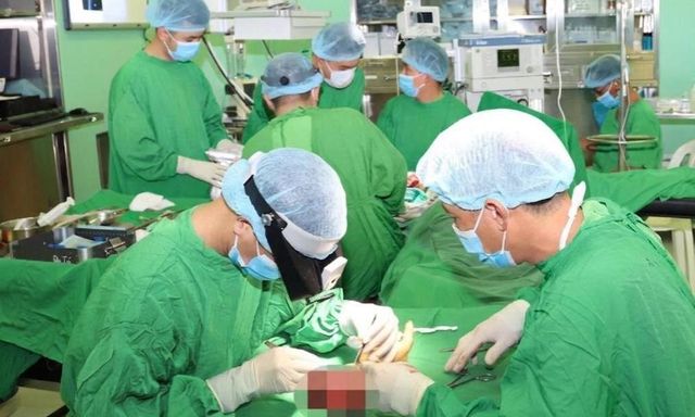 Đứt lìa hoàn toàn cẳng tay do tai nạn lao động, người đàn ông 31 tuổi được bác sĩ nối lại thành công sau hơn 6 giờ phẫu thuật