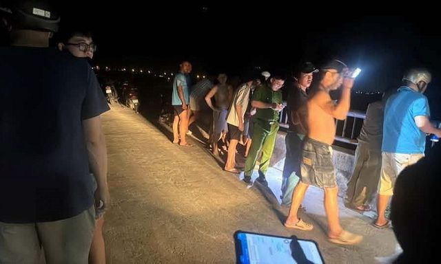 Giận chồng, người phụ nữ để lại dép và lời nhắn gây hoang mang trên cầu rồi bế con đi chơi