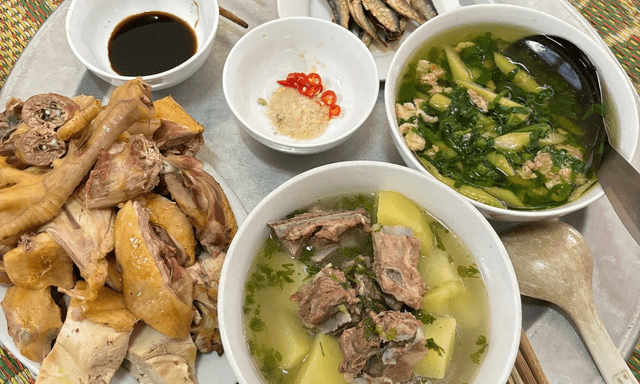 Vì sao không nên gắp thẳng thức ăn từ đĩa đưa vào miệng?