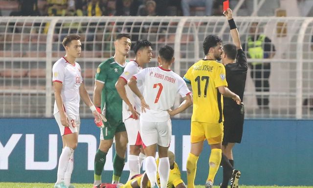 Vì sao Lê Giang Patrik không phải nhận thẻ đỏ? 